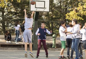 Basket en el patio del colegio